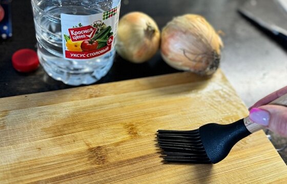 Warum viele Menschen das Schneidebrett vor dem Schneiden von rohem Fleisch mit Essig besprühen