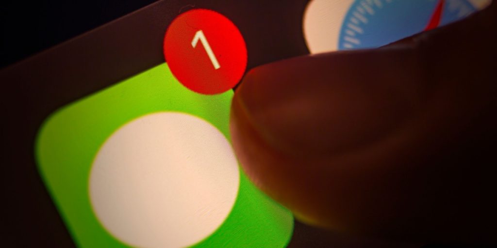 Warum manche mit SMS-Antworten trödeln – eine psychologische Erklärung