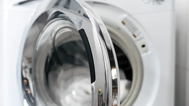 Warum du die Tür der Waschmaschine nicht stundenlang weit offen lassen solltest